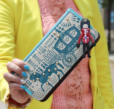 Красив дамски портфейл с интересно изображение и дръжка