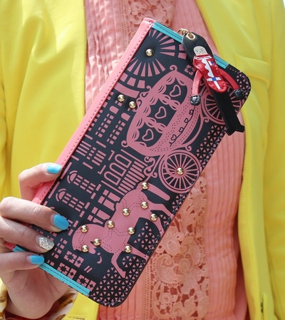 Красив дамски портфейл с интересно изображение и дръжка