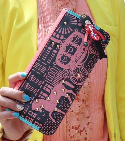 Красив дамски портфейл с интересно изображение и дръжка