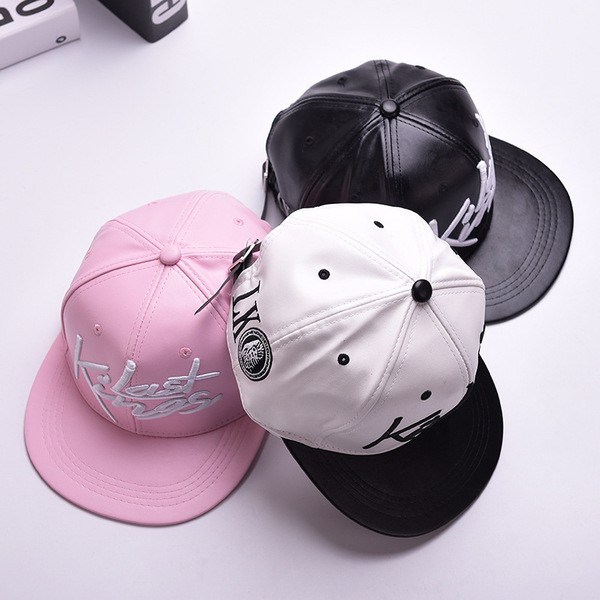 Бейзболна кожена дамска шапка с надпис в розов и черен цвят