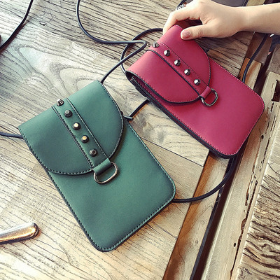 Стилна мини дамска чанта с тънка дръжка и метална декорация