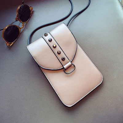 Стилна мини дамска чанта с тънка дръжка и метална декорация