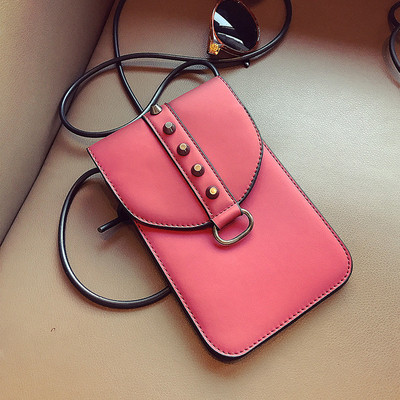 Стилна мини дамска чанта с тънка дръжка и метална декорация