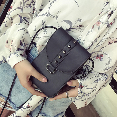 Стилна мини дамска чанта с тънка дръжка и метална декорация