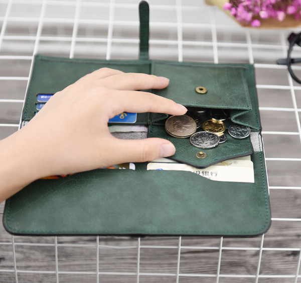 Стилен дамски портфейл в пет цвята в изчистен модел