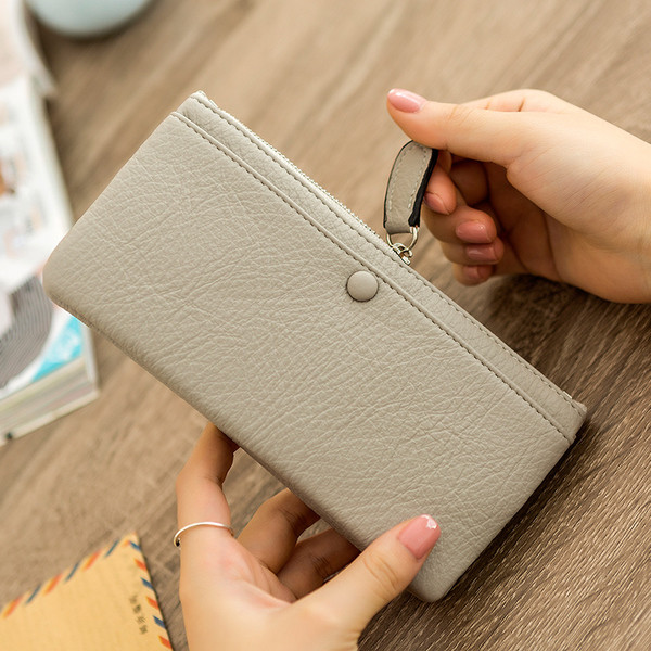 Нежен дамски портфейл в семпъл модел в пет цвята