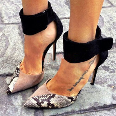 Страхотни дамски сандали с имитация на змийска кожа и много интересни и стилни закопчалки около глезена