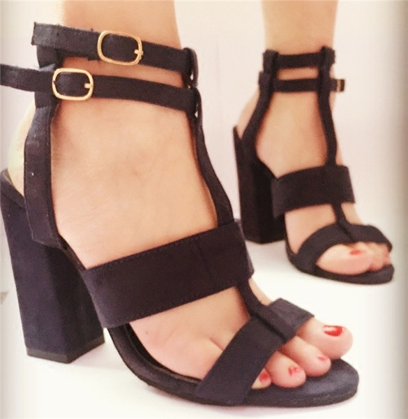 Γυναικεία  κομψά σανδάλια  με πολύ κομψό κούμπωμα γύρω από τον αστράγαλο