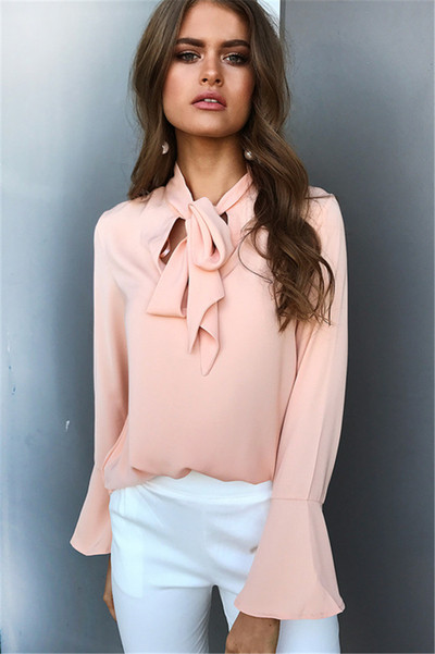 Κομψή σπορ γυναικεία μπλούζα με πολύ ενδιαφέρουσα κορδέλα γύρω από το λαιμό και μακρύ μανίκι