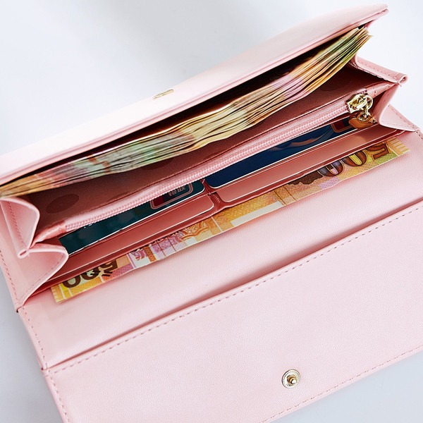 Дамски портфейл в шест цвята с копче