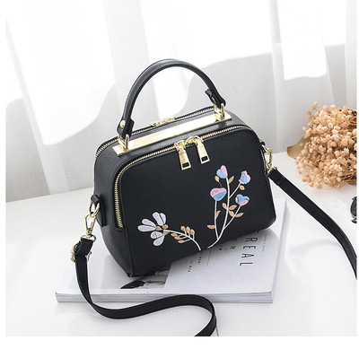 Μίνι γυναικεία τσάντα  με κεντήματα σε πέντε χρώματα και δύο λαβές