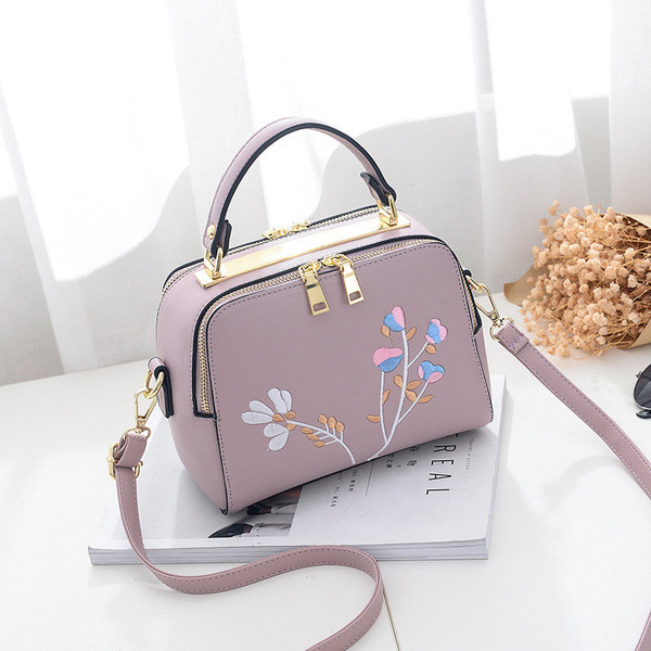 Μίνι γυναικεία τσάντα  με κεντήματα σε πέντε χρώματα και δύο λαβές