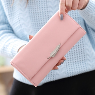 Нежен дамски портфейл с декорация метално листо