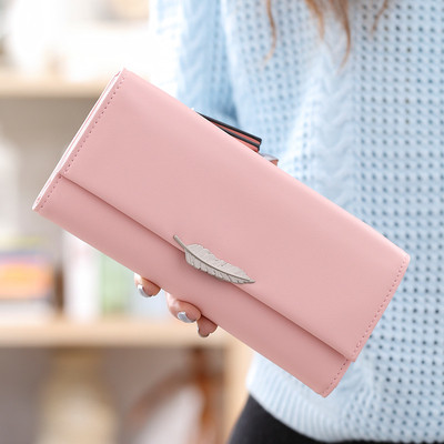 Нежен дамски портфейл с декорация метално листо