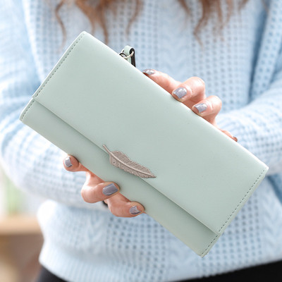 Нежен дамски портфейл с декорация метално листо