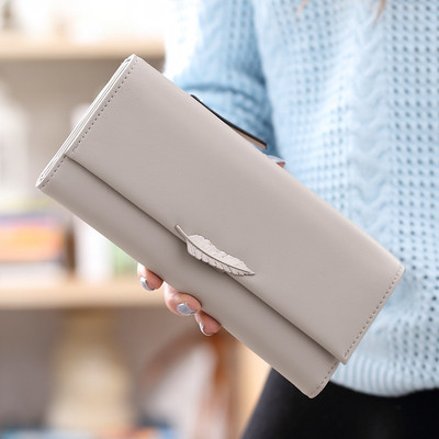 Нежен дамски портфейл с декорация метално листо