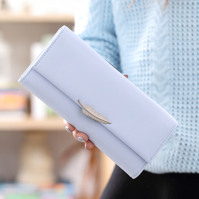 Нежен дамски портфейл с декорация метално листо