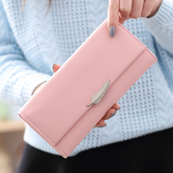 Нежен дамски портфейл с декорация метално листо