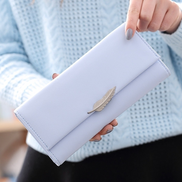 Нежен дамски портфейл с декорация метално листо