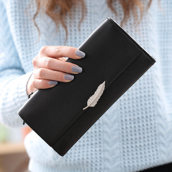 Нежен дамски портфейл с декорация метално листо