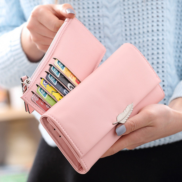 Нежен дамски портфейл с декорация метално листо