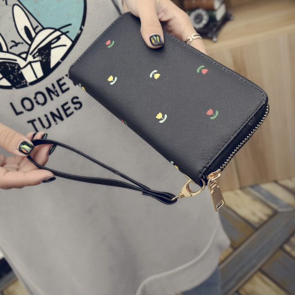 Красив дамски портфейл с декорация лалета в три цвята