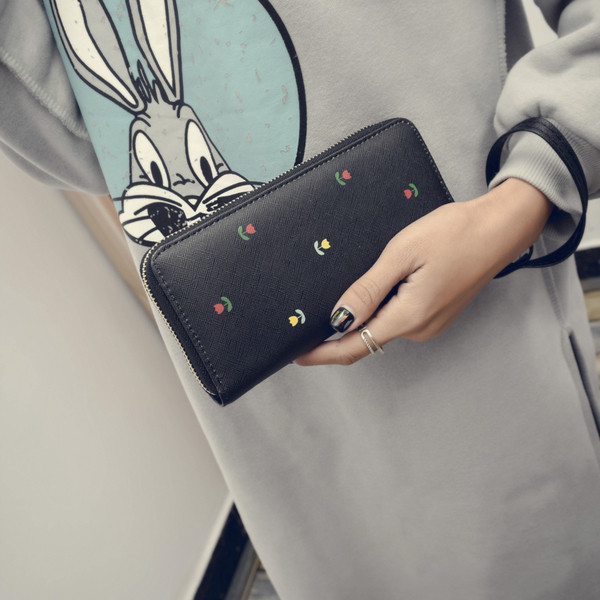 Красив дамски портфейл с декорация лалета в три цвята