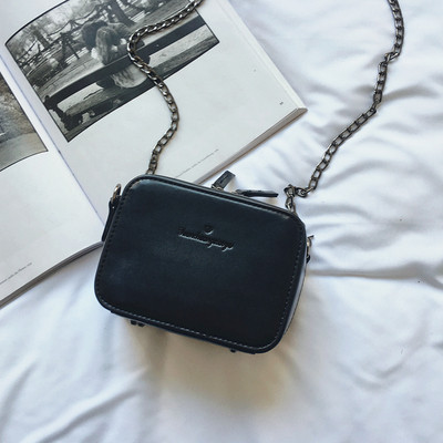 Стилна мини дамска чанта с метална дръжка в няколко цвята