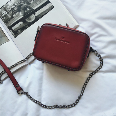 Стилна мини дамска чанта с метална дръжка в няколко цвята