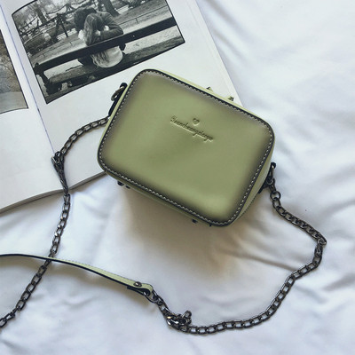 Стилна мини дамска чанта с метална дръжка в няколко цвята