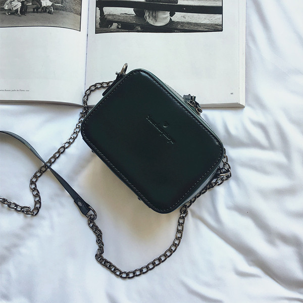 Стилна мини дамска чанта с метална дръжка в няколко цвята