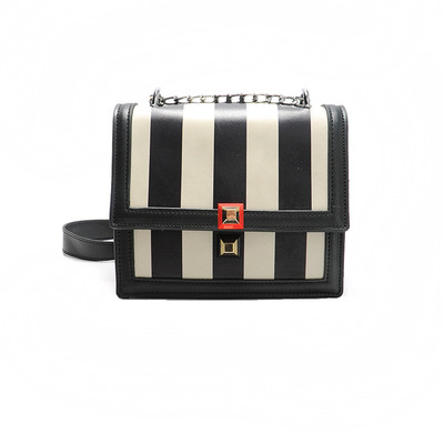 Κομψή γυναικεία τσάντα με μεταλλική λαβή