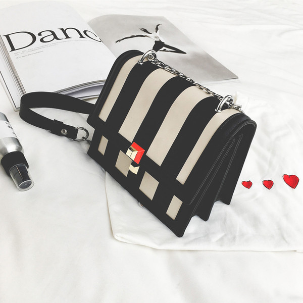 Κομψή γυναικεία τσάντα με μεταλλική λαβή