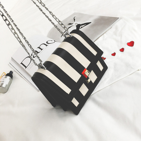 Κομψή γυναικεία τσάντα με μεταλλική λαβή