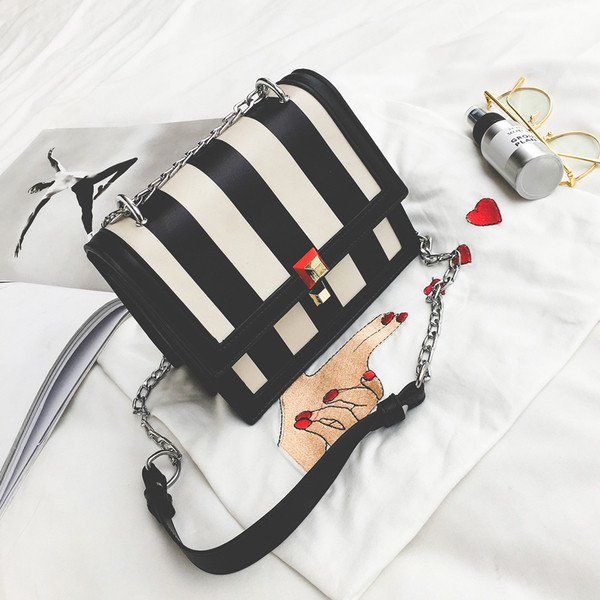 Κομψή γυναικεία τσάντα με μεταλλική λαβή