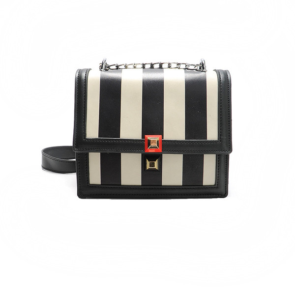 Κομψή γυναικεία τσάντα με μεταλλική λαβή