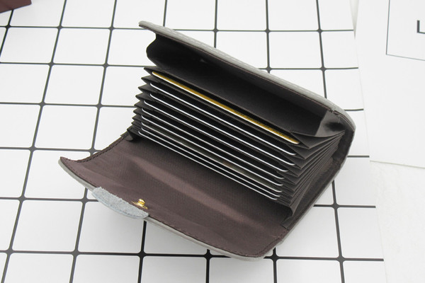 Семпъл мини портфейл за дамите с копче