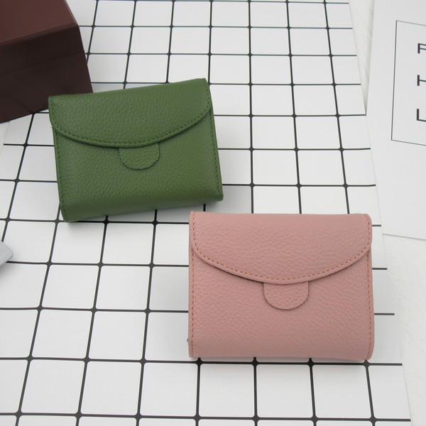 Семпъл мини портфейл за дамите с копче