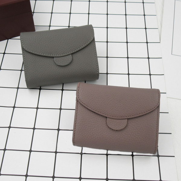 Семпъл мини портфейл за дамите с копче