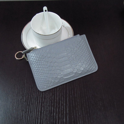 Мини дамски портфейл с ципове и метална дръжка