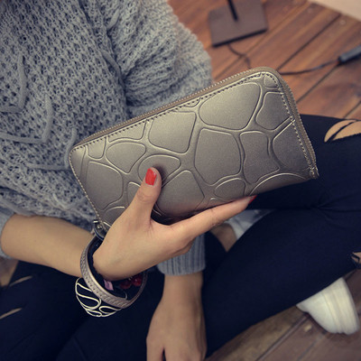 Семпъл модел дамски портфейл с дръжка в много цветове