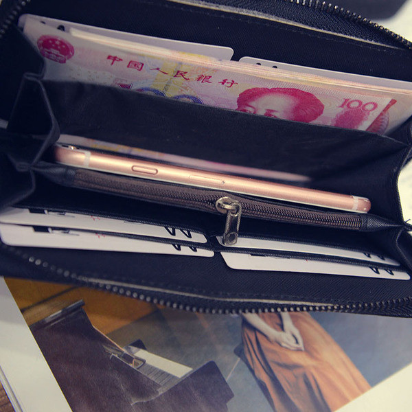 Красив дамски портфейл в черен и сребърен цвят с декорация нит