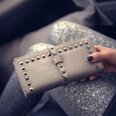 Дамски портфейл с декорация нит в бежов и черен цвят