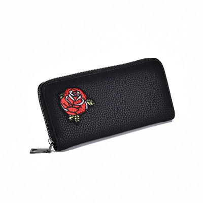 Модерен дамски портфейл в черен цвят с бродерия 