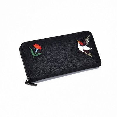 Модерен дамски портфейл в черен цвят с бродерия 