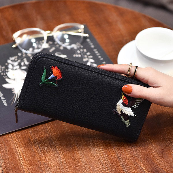 Модерен дамски портфейл в черен цвят с бродерия 