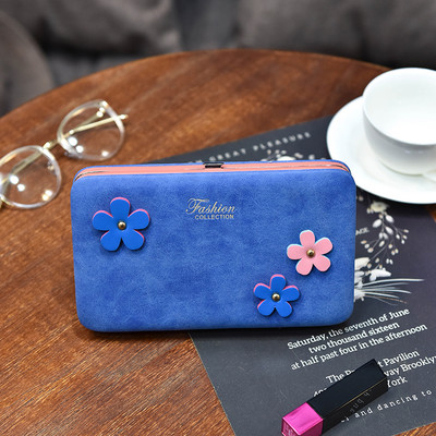 Сладък дамски портфейл с декорация цветя и дръжка в няколко цвята