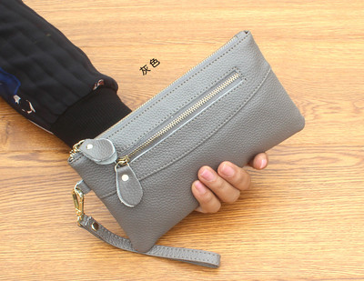 Дамски портфейл с ципове и с дръжка в няколко цвята