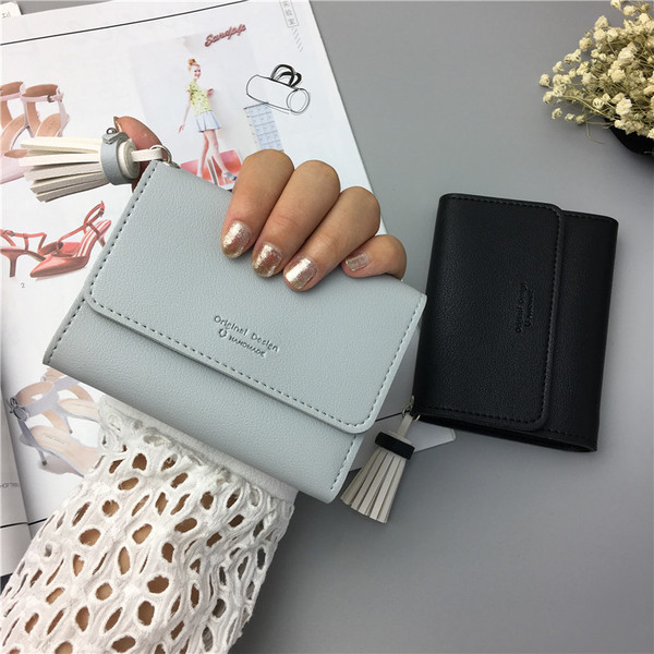 Малък портфейл за дамите с пискюл в четири цвята