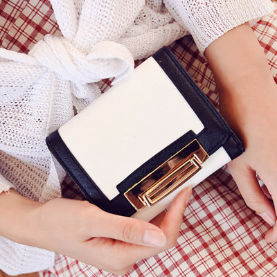 Стилен дамски портфейл в черно-бял цвят 